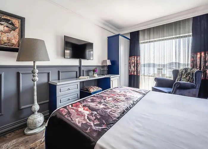 Hotel Art & Interiors 2*