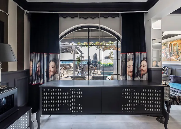 Ξενοδοχείο Art & Interiors 2*