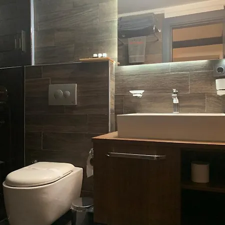 Art & Interiors بودروم