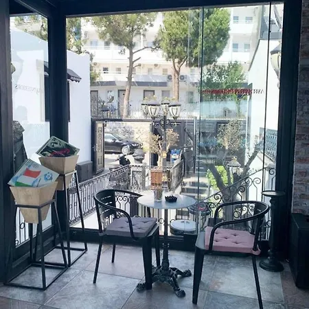 Art & Interiors بودروم