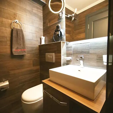 酒店 Art & Interiors 2*