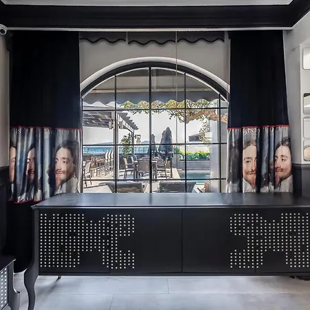 Art & Interiors بودروم